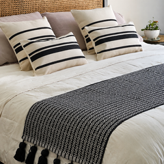 Set piecera negra borlas 210x70 + 4 cojines Marsella con rellenos gratis - Mandir Home