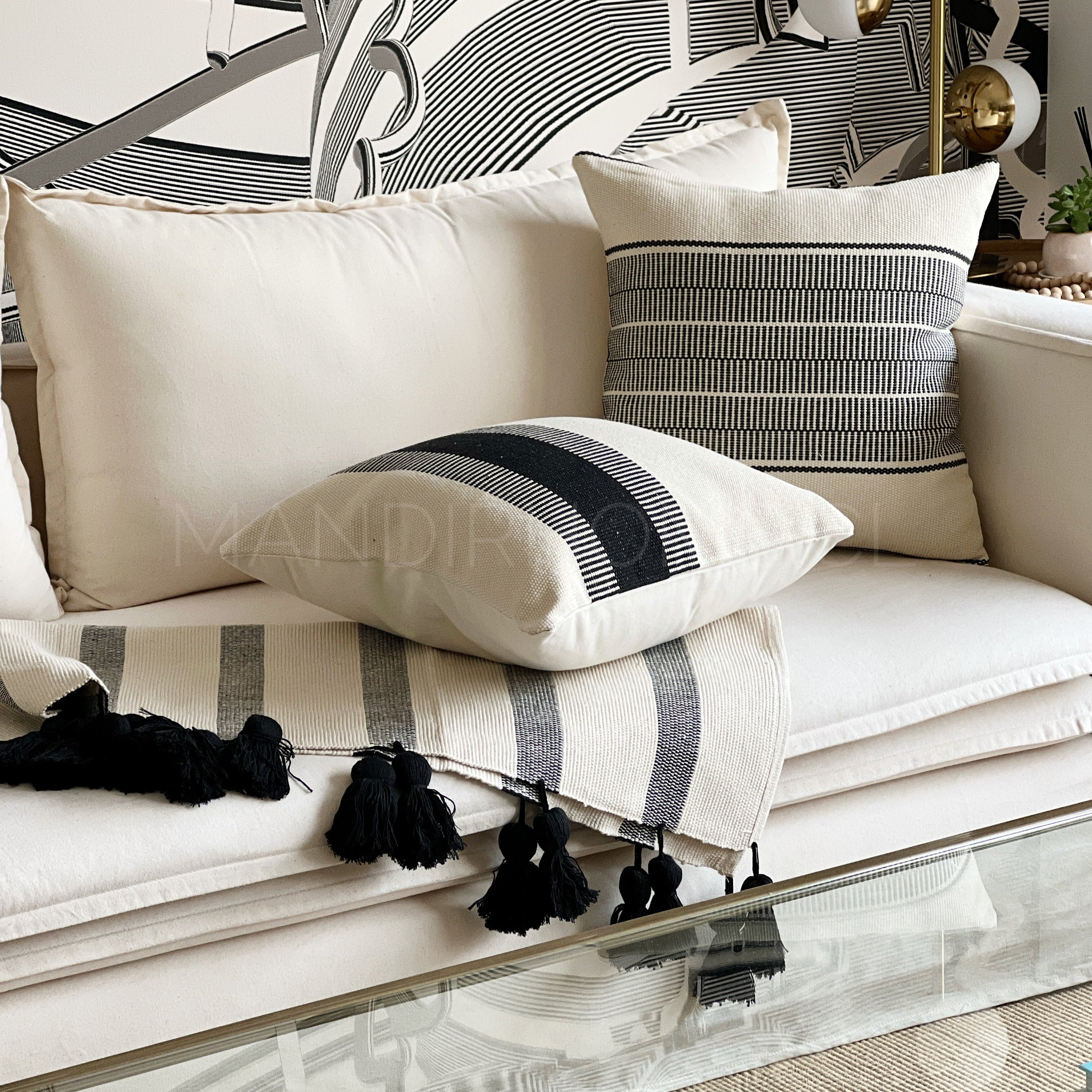 SET 2 FUNDAS TRAMA NEGRO 50X50CMS + REGALO