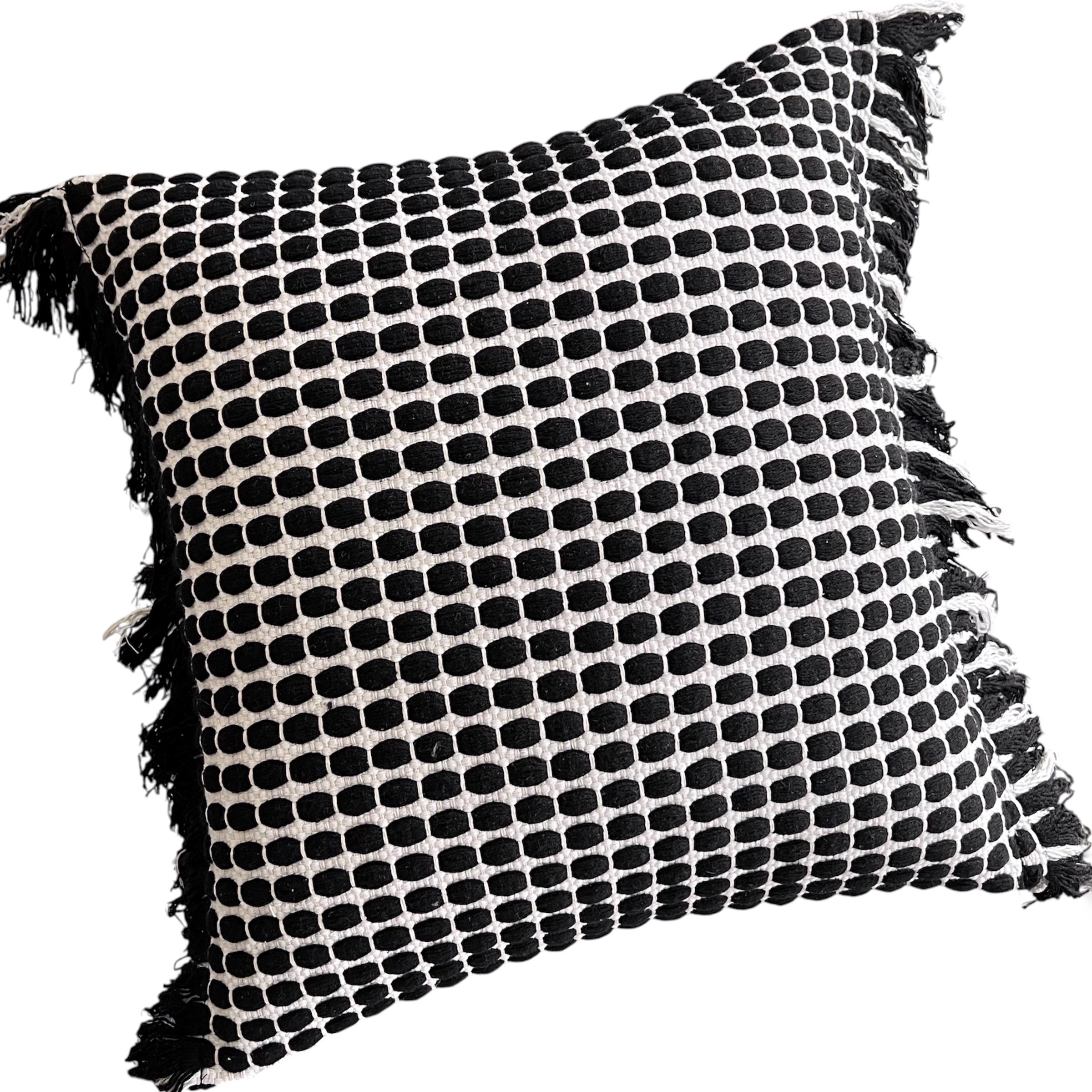 Cojín decorativo negro con textura geométrica para sofá moderno