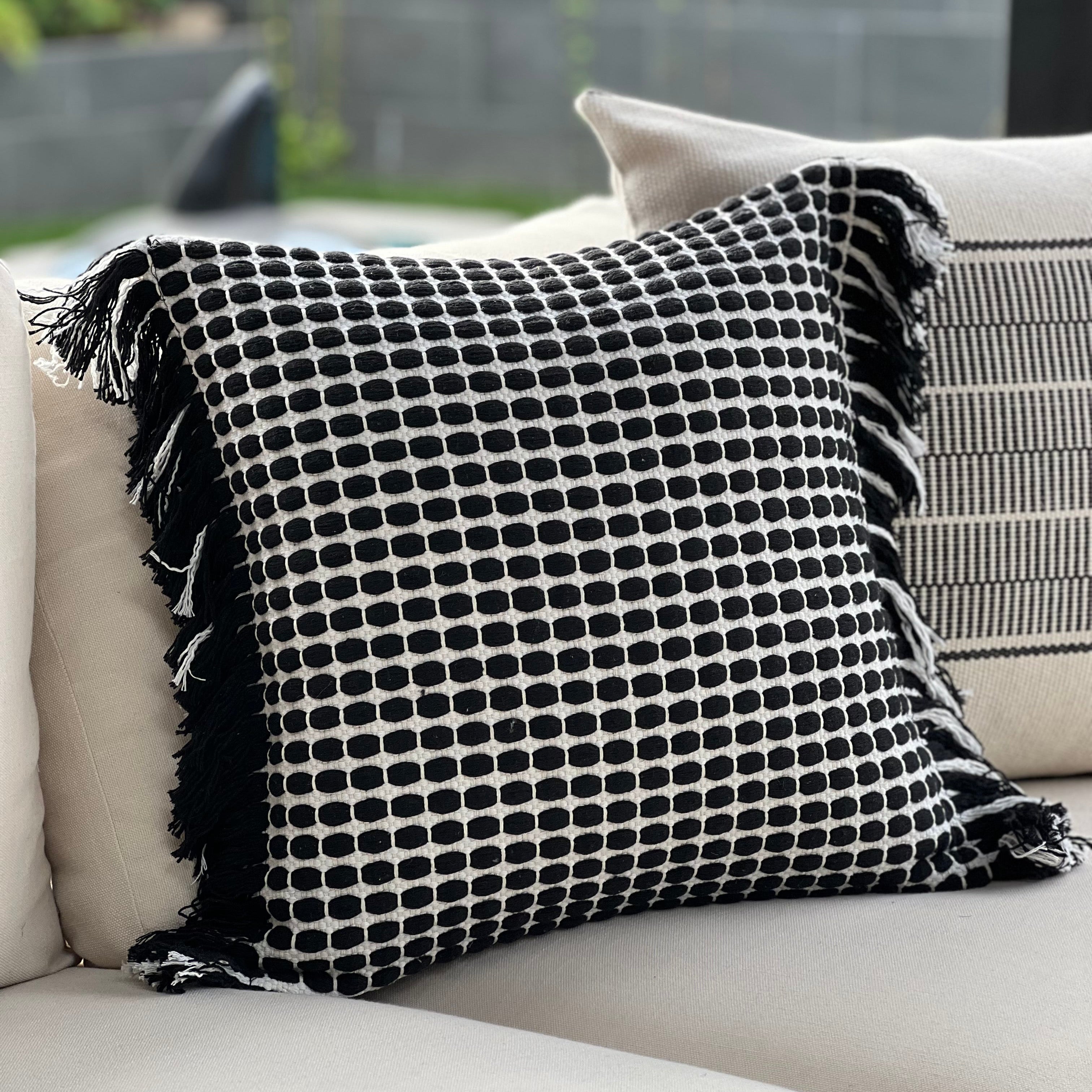 Cojín decorativo negro y verde oliva estilo elegante para living