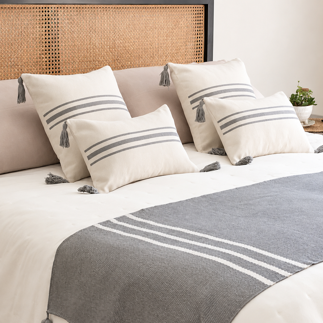Cojines decorativos Marsella gris para cama o sofá en ambiente elegante y acogedor