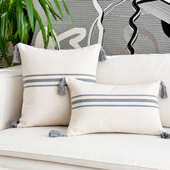 Cojines decorativos neutros para sofá moderno estilo acogedor