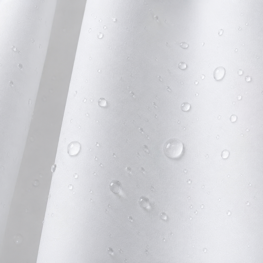 Cortina de baño blanca impermeable con tela repelente al agua y gotas visibles