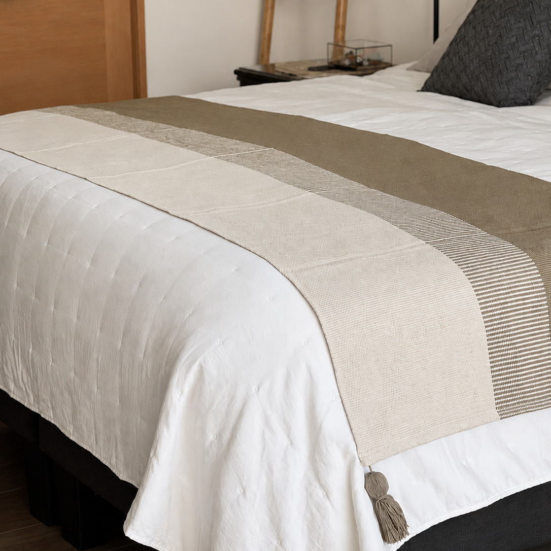 Piecera bicolor verde militar de algodón tejido con borlas para cama 2 plazas y King 210x70 cm