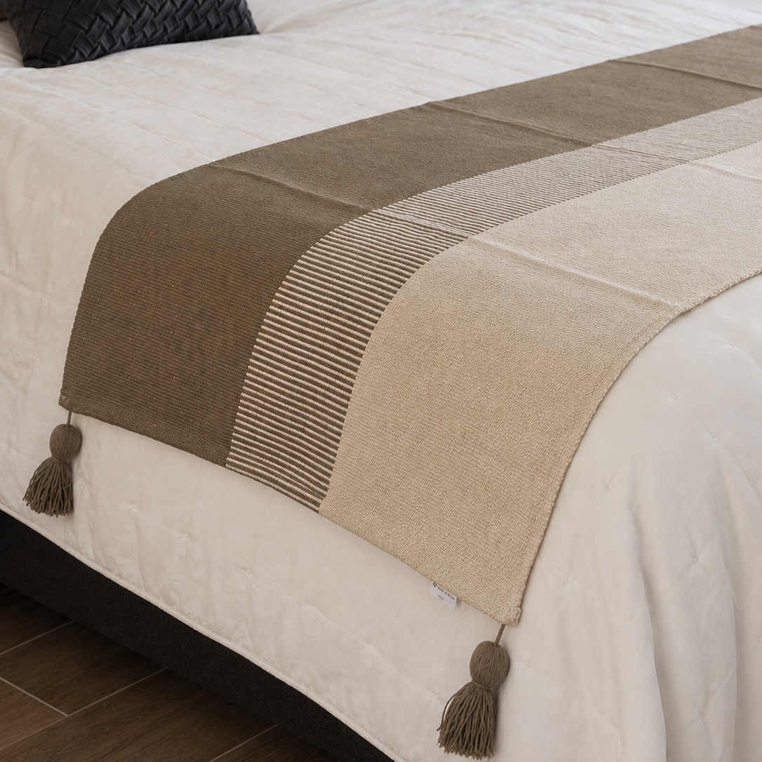 Piecera bicolor verde militar de algodón tejido con borlas para cama 2 plazas y King 210x70 cm