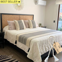 Set Piecera Negra Tejida con Borlas 210x70 cm + 2 Fundas Cojín 50x50 | Decoración de Dormitorio