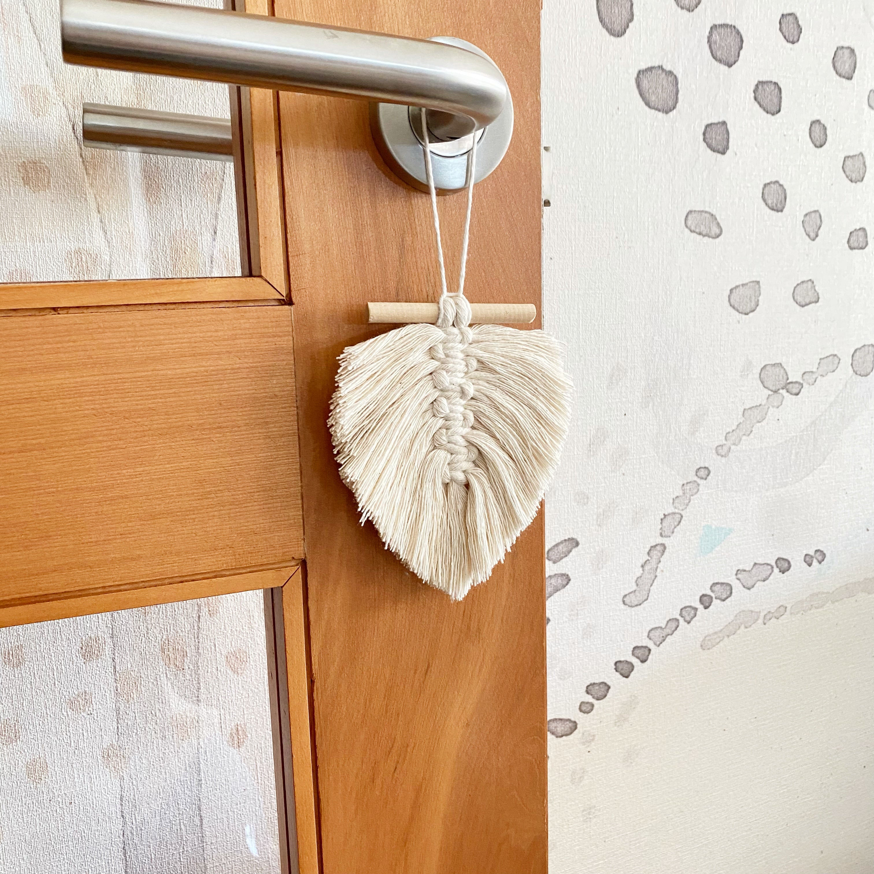 Colgante Barrita Madera Crudo Hoja Macramé 12cms