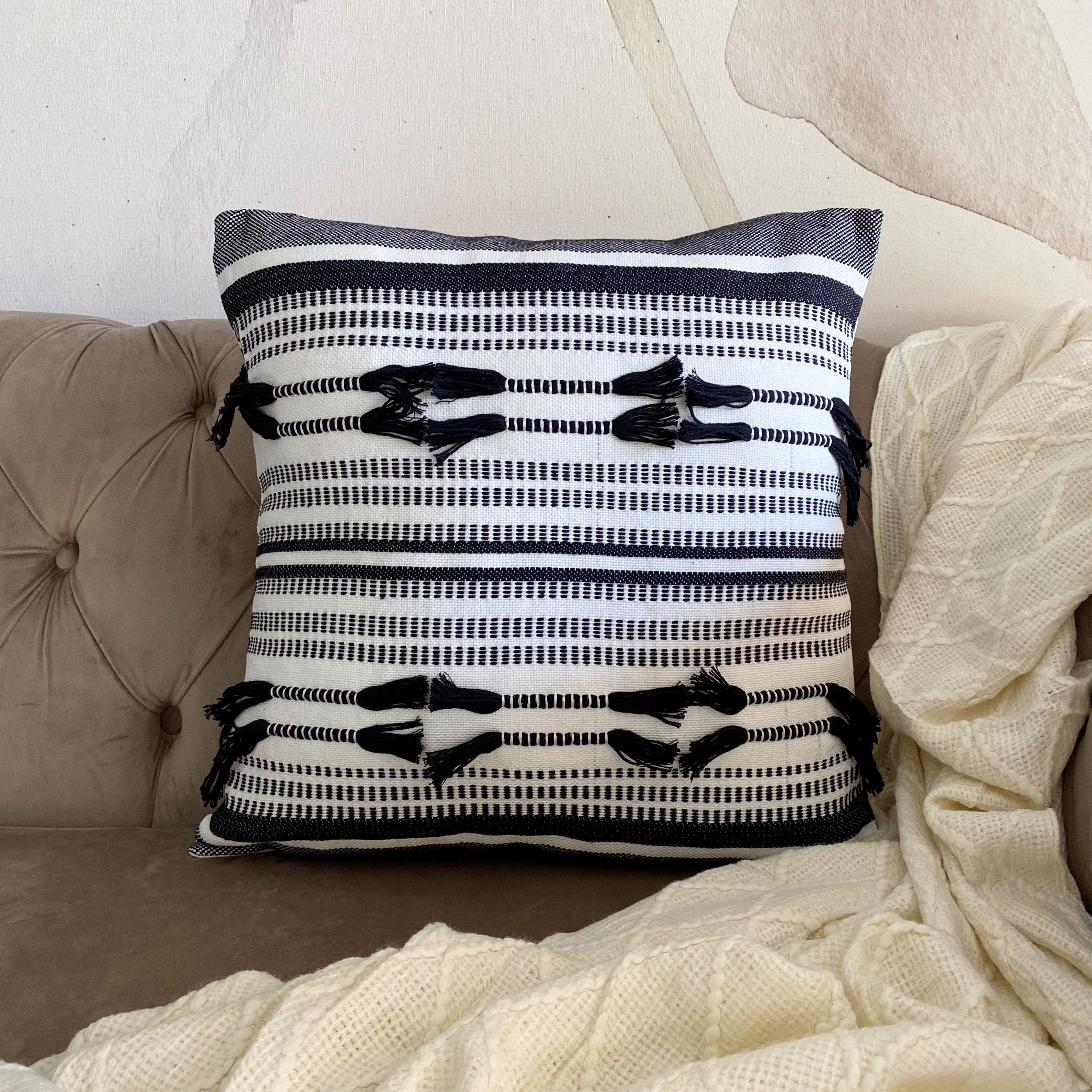 Funda Boho Kelim Lazos Negro Cuadrada