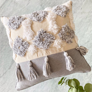 Funda de Cojín Boho Gris Borlas Cuadrada