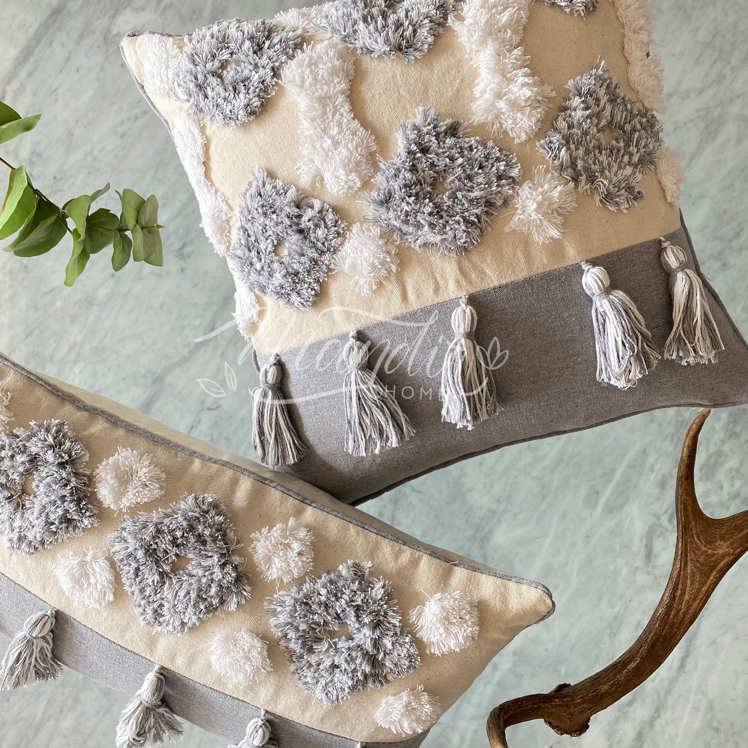 Funda de Cojín Boho Gris Borlas Cuadrada