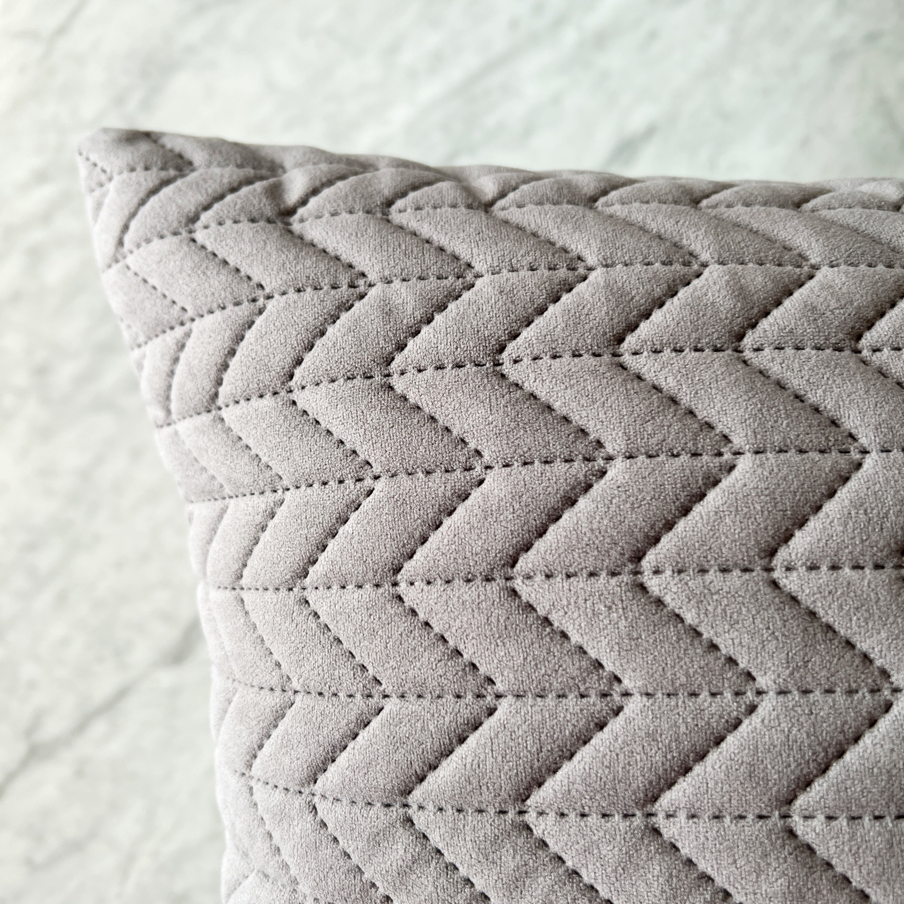 ¡Queda 1! Funda de Cojín Terciopelo Costuras ZigZag Gris Cuadrada