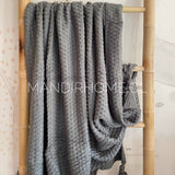 Manta Gris Punto Borlas Esquinas 180x120cms