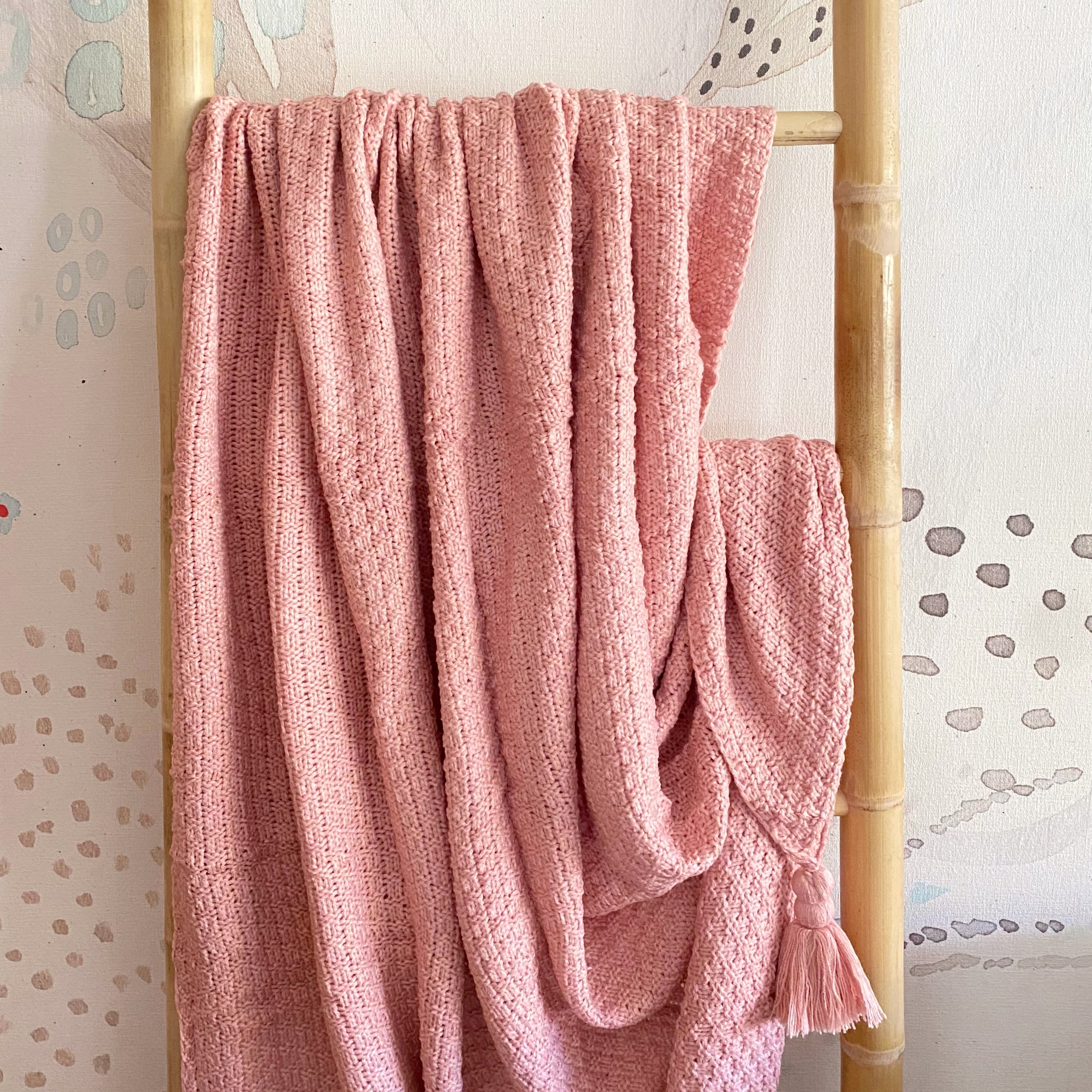 Manta Rosada Punto Borlas Esquinas 180x120cms