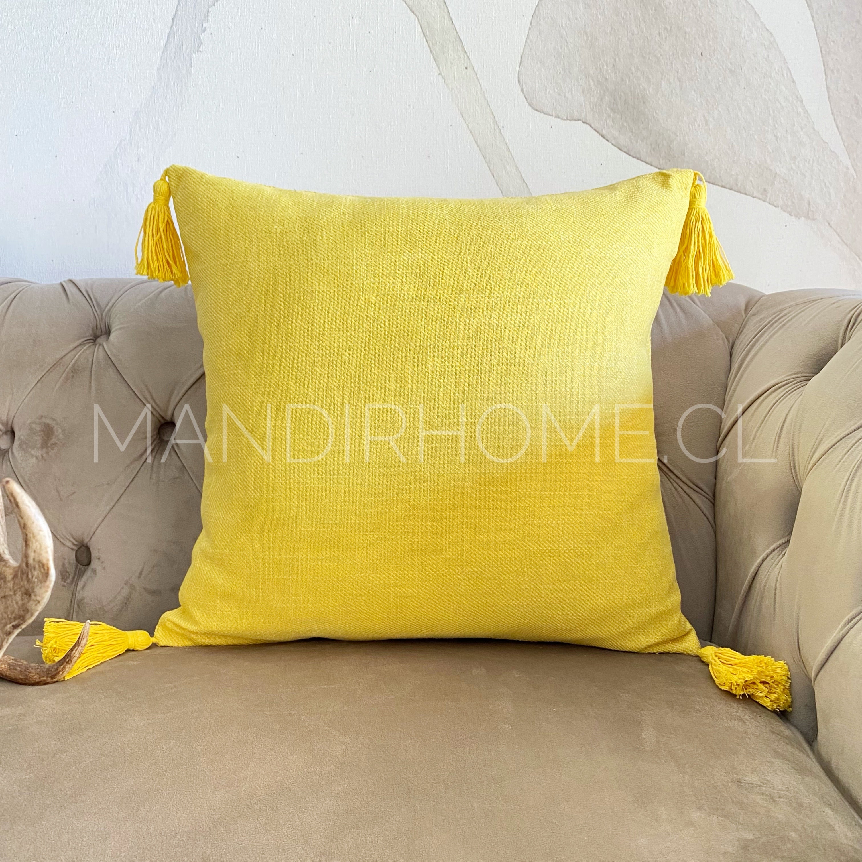 Funda de Cojín Simple Amarillo Mostaza Borlas  Cuadrada