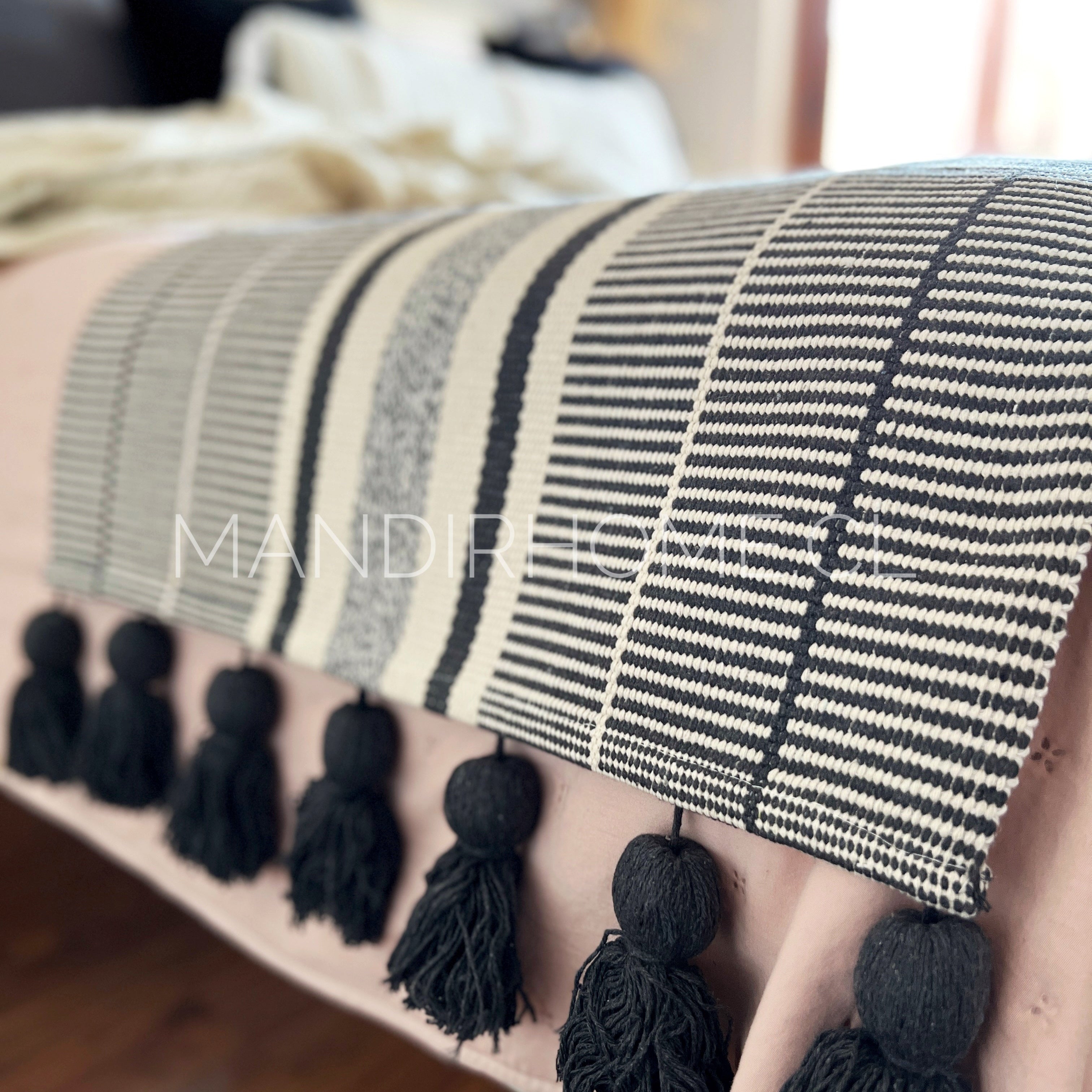 Piecera 2p/King Algodón Negro y Crudo Tejido Borlas 210x60cms