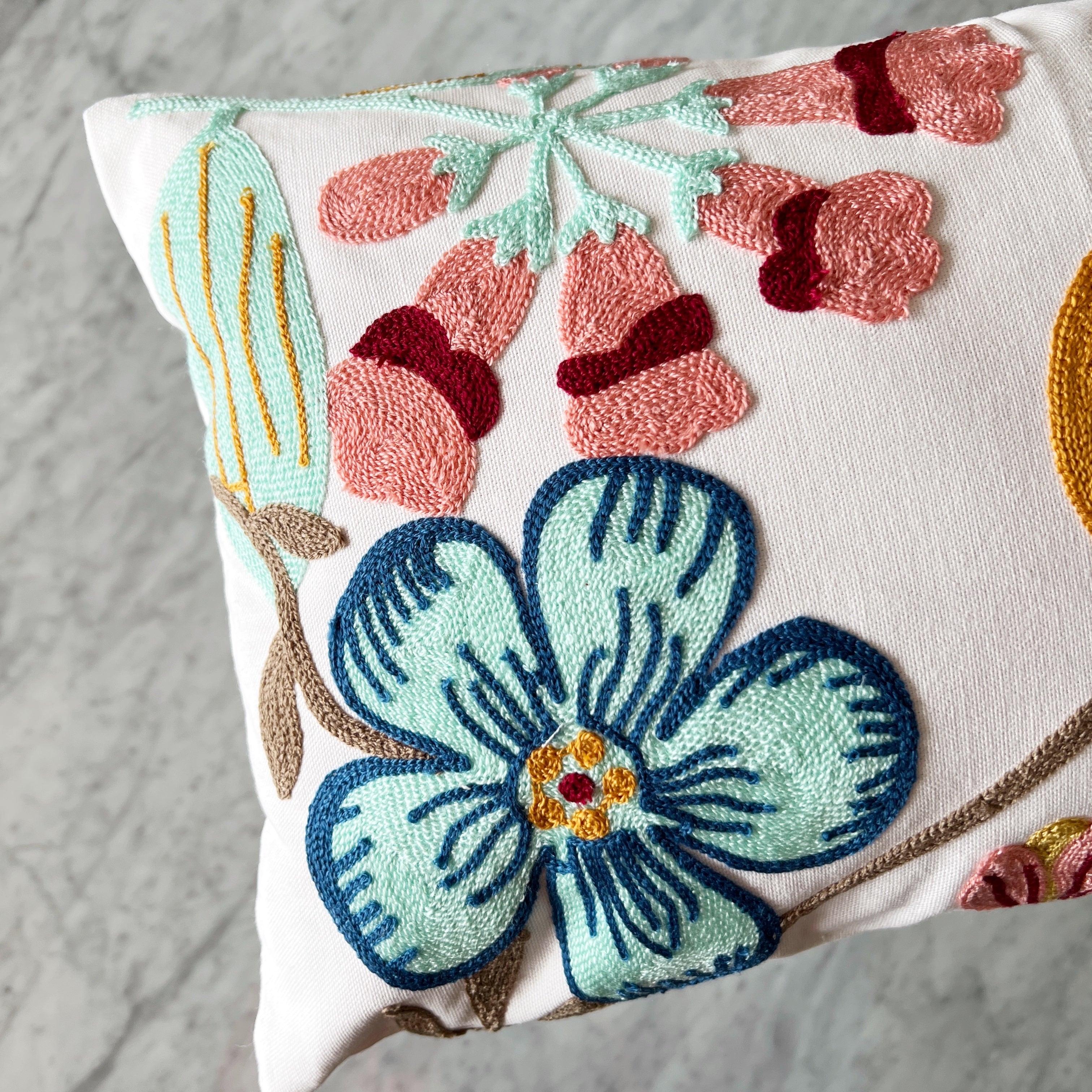 Funda de Cojín Bordado Flores Primavera Pastel Fondo Blanco Rectangular