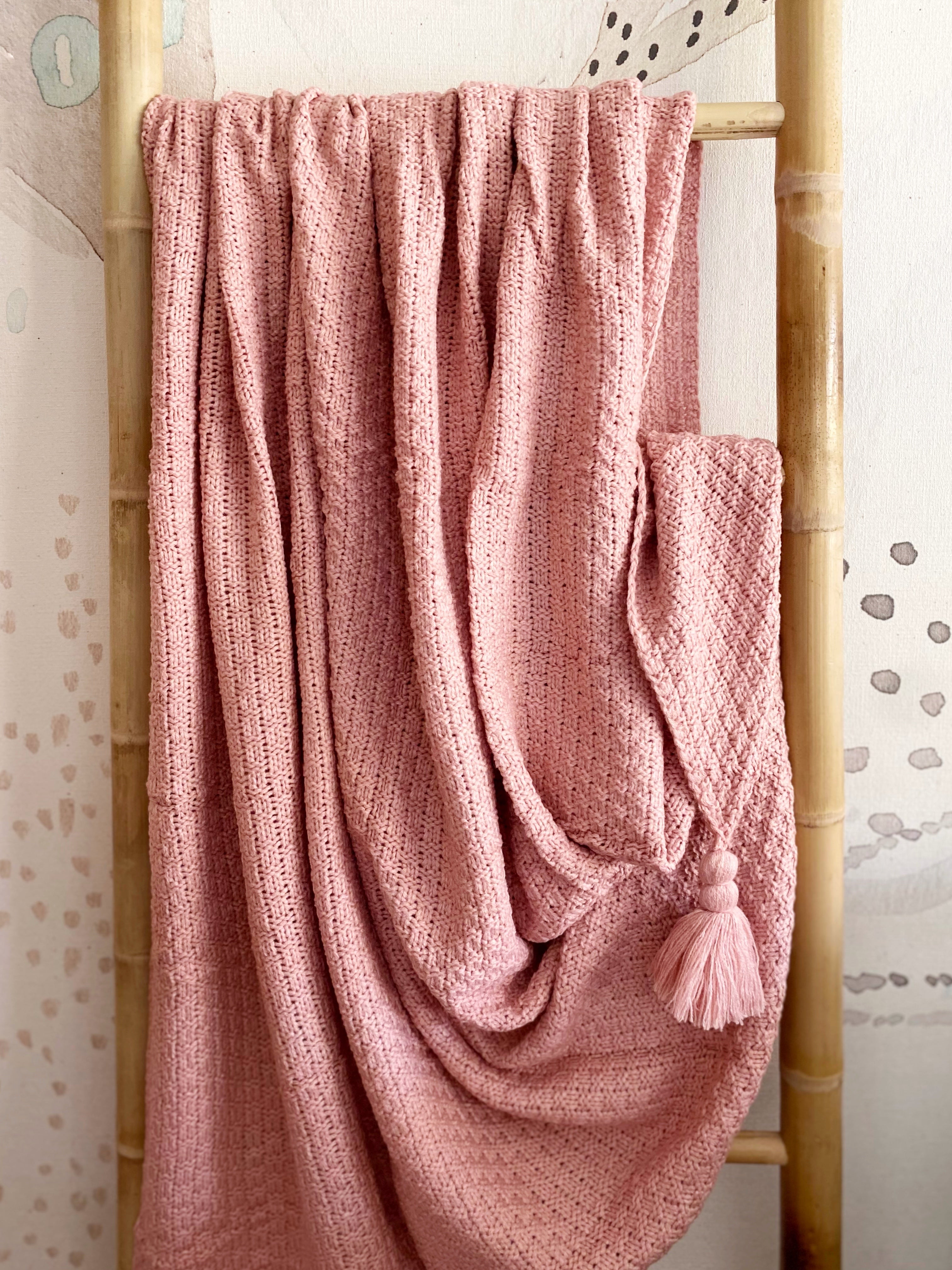 Manta Rosada Punto Borlas Esquinas 180x120cms