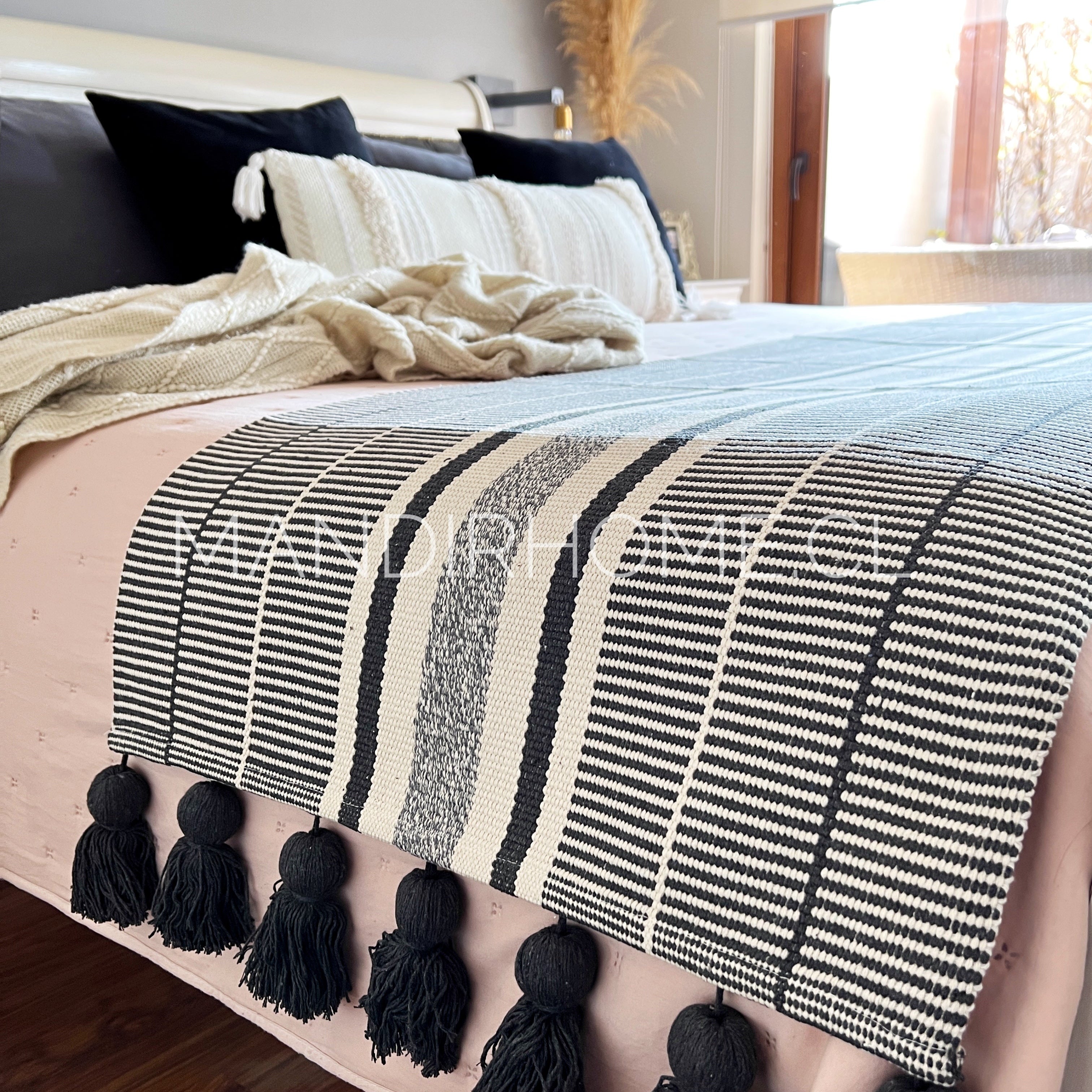 Piecera 2p/King Algodón Negro y Crudo Tejido Borlas 210x60cms