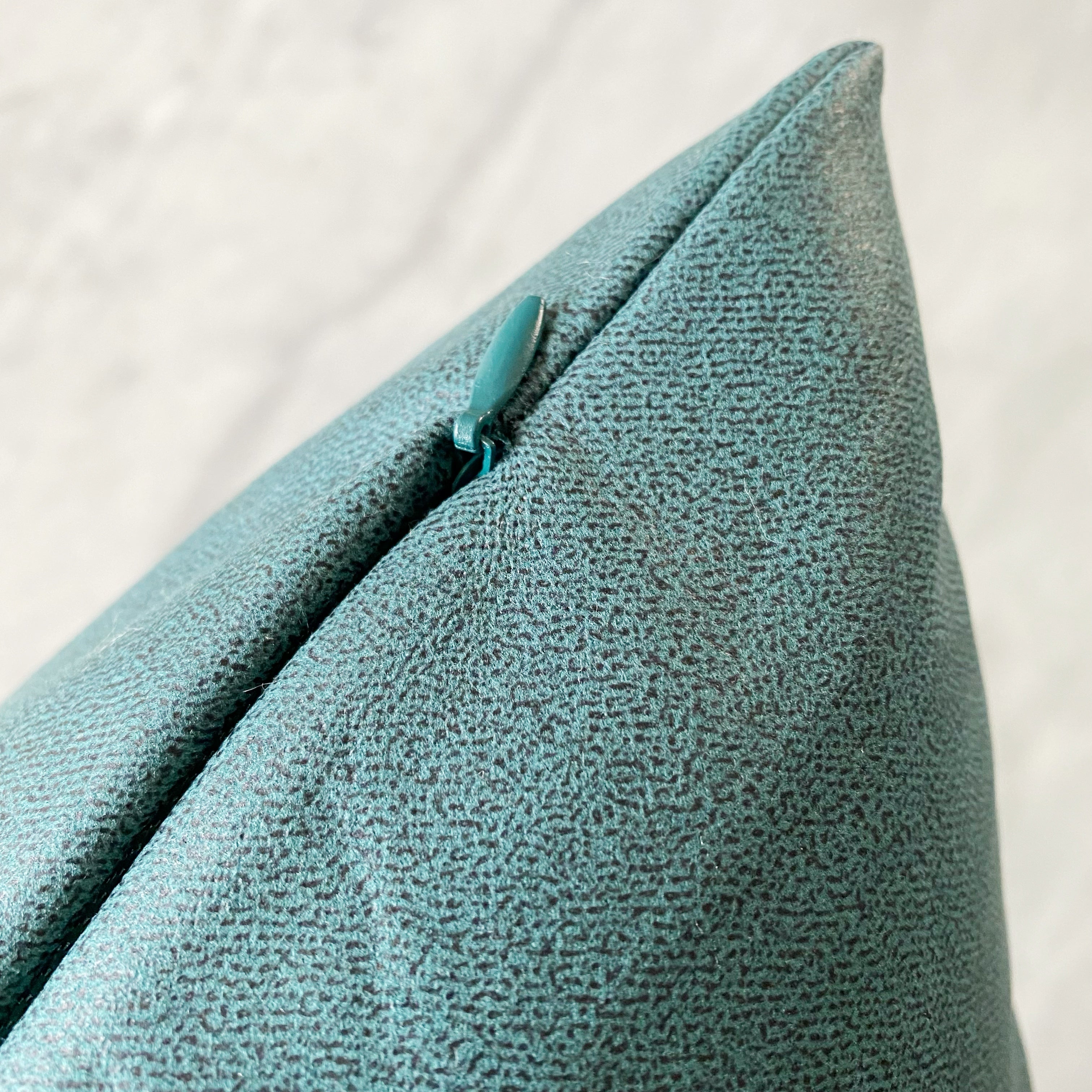 ¡Queda 1! Funda Cojín Eco Cuero Verde Botella 45x45cms