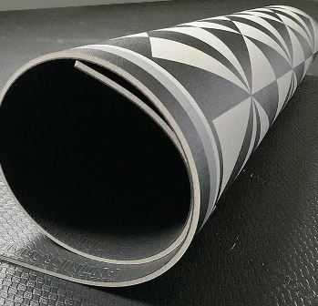 Alfombra Vinílica Pirámide Black 220x140cms/ A PEDIDO